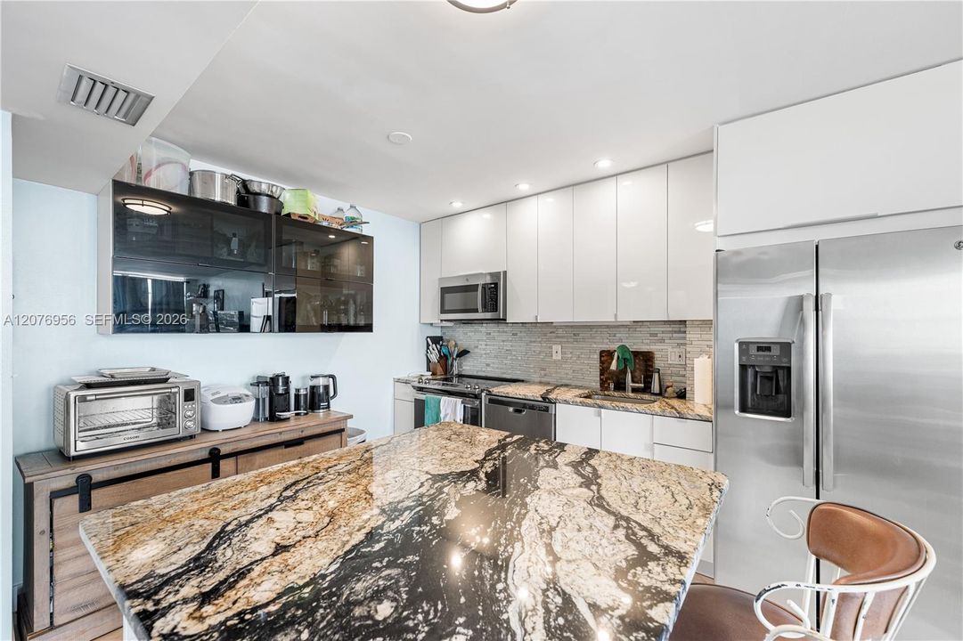 For Sale: $189,900 (1 beds, 1 baths, 855 Square Feet)