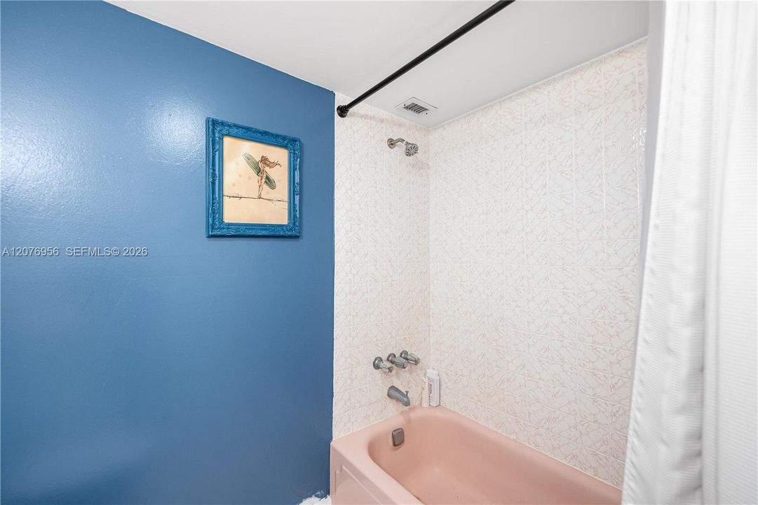 For Sale: $189,900 (1 beds, 1 baths, 855 Square Feet)