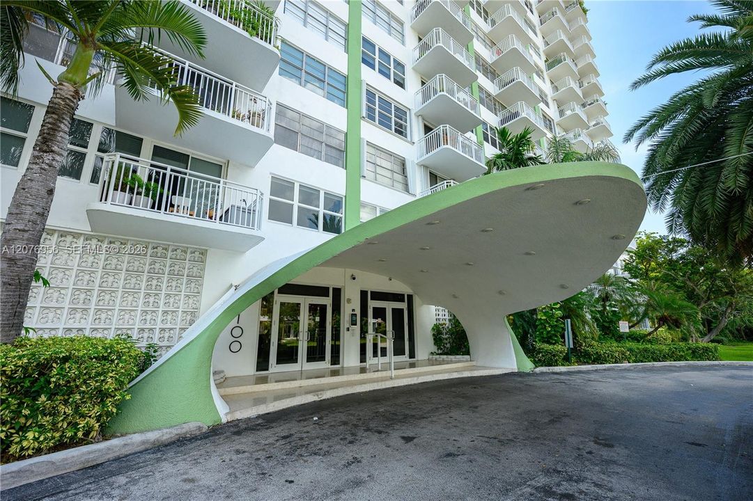 For Sale: $189,900 (1 beds, 1 baths, 855 Square Feet)