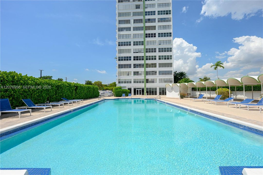 For Sale: $189,900 (1 beds, 1 baths, 855 Square Feet)