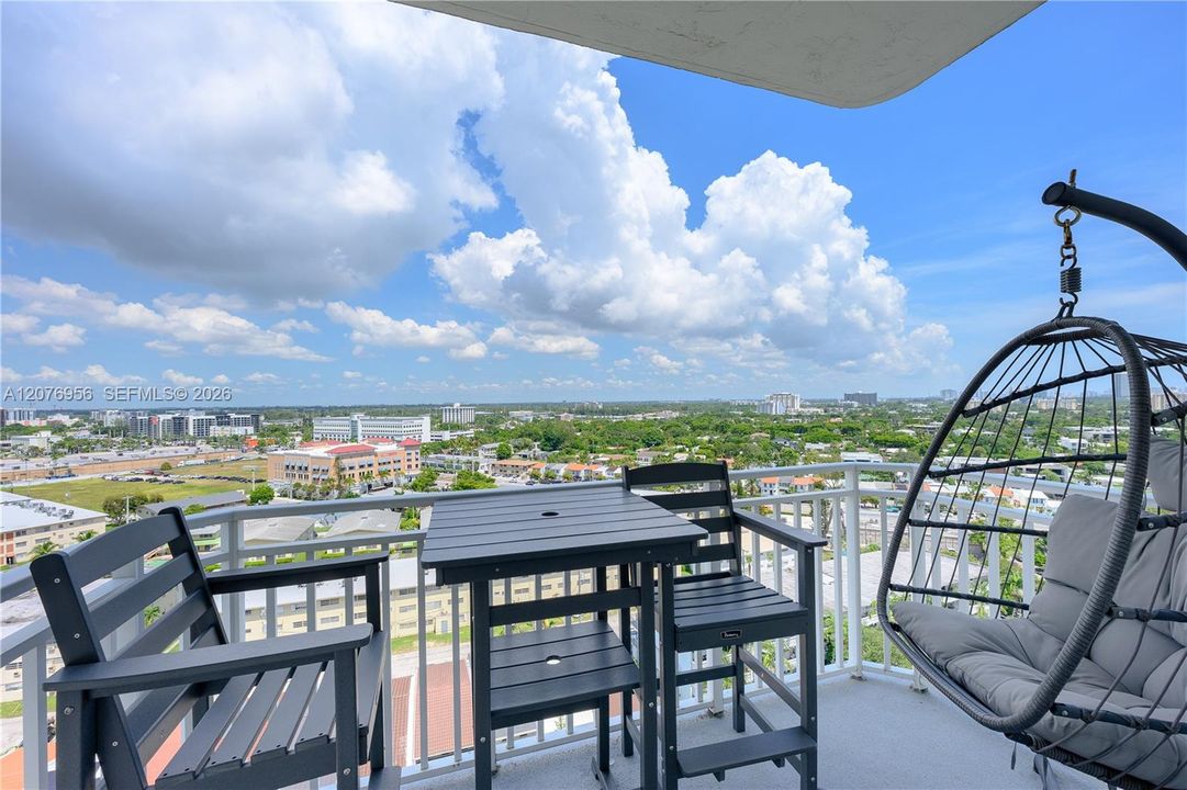 For Sale: $189,900 (1 beds, 1 baths, 855 Square Feet)