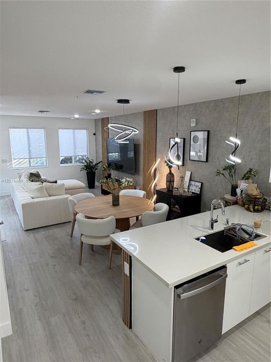 En Venta: $525,000 (3 camas, 2 baños, 1315 Pies cuadrados)