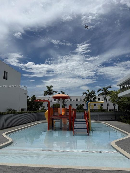 Activo con contrato: $525,000 (3 camas, 2 baños, 1315 Pies cuadrados)