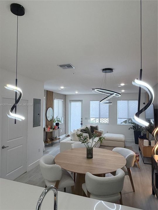 En Venta: $525,000 (3 camas, 2 baños, 1315 Pies cuadrados)