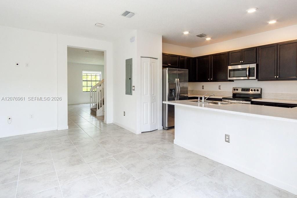 For Sale: $435,000 (3 beds, 2 baths, 1649 Square Feet)