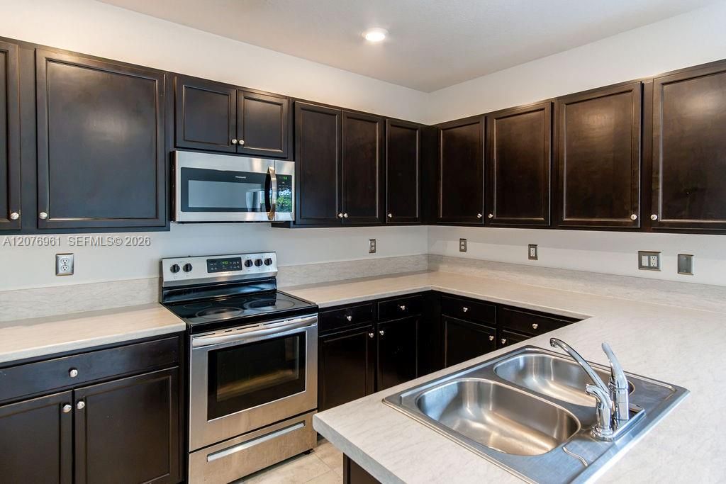 For Sale: $435,000 (3 beds, 2 baths, 1649 Square Feet)