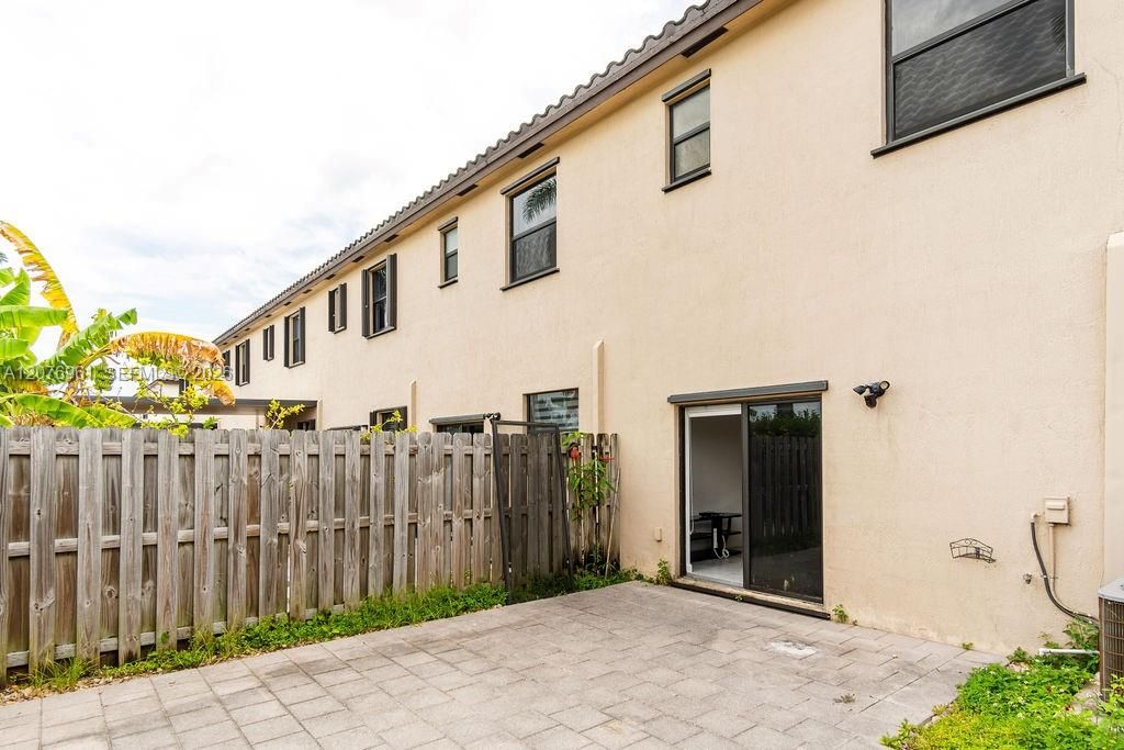 For Sale: $435,000 (3 beds, 2 baths, 1649 Square Feet)