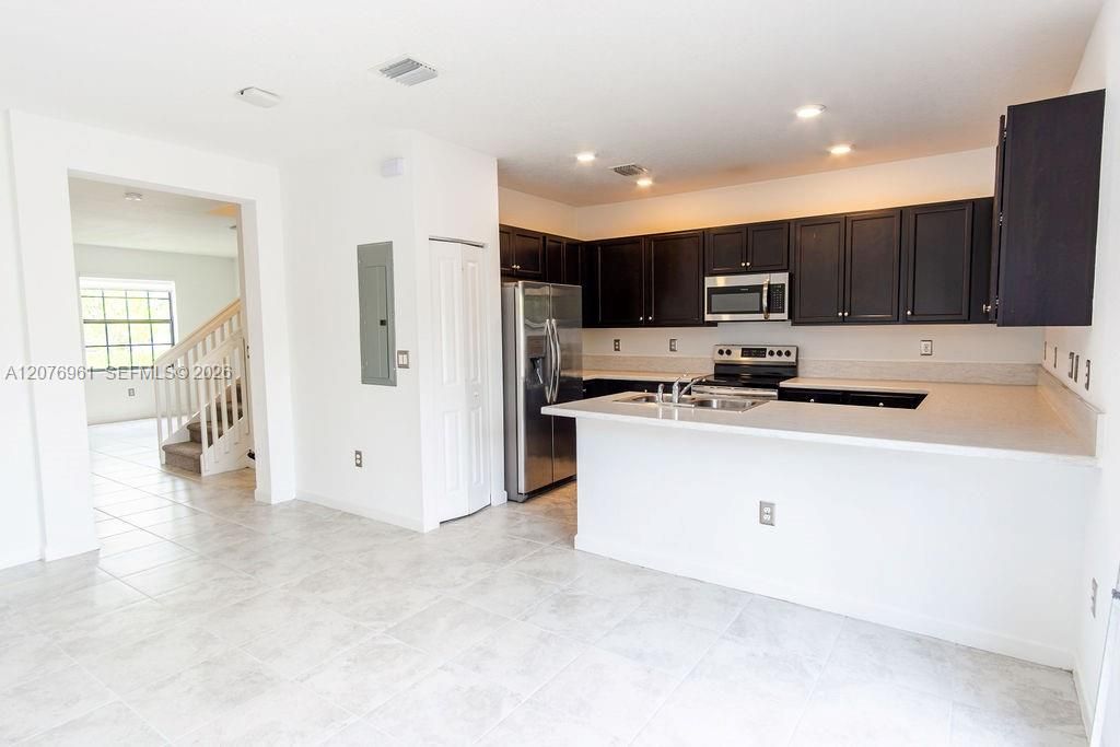 For Sale: $435,000 (3 beds, 2 baths, 1649 Square Feet)