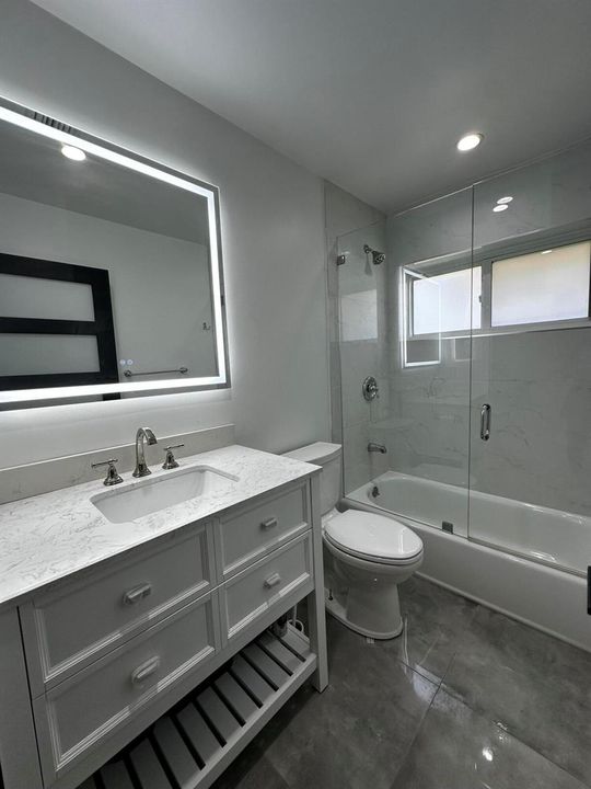 3820-hall-bath-01