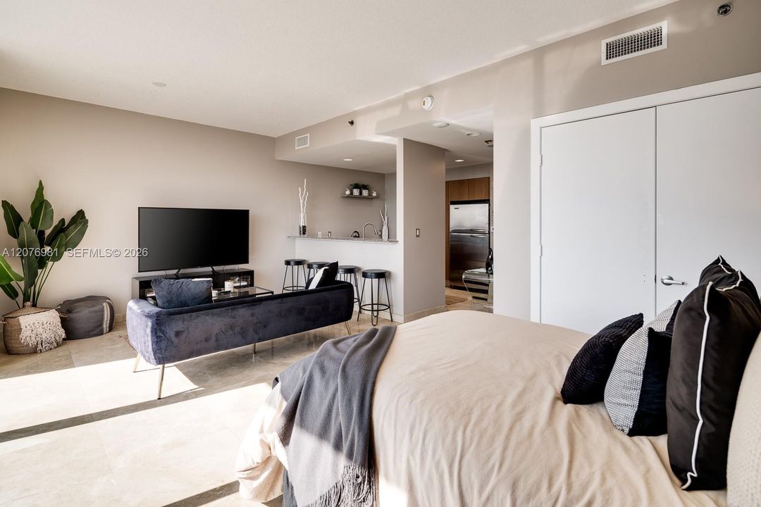 For Rent: $2,500 (0 beds, 1 baths, 551 Square Feet)
