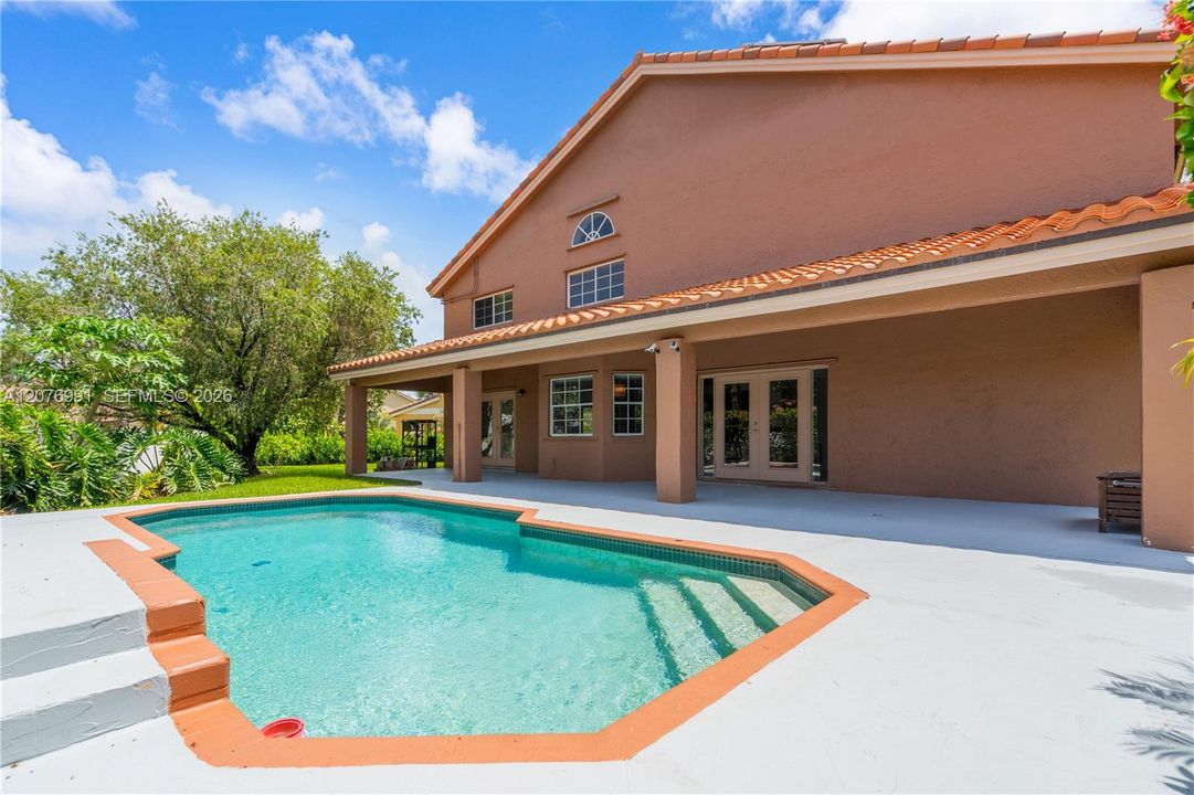 For Sale: $999,000 (4 beds, 3 baths, 3520 Square Feet)