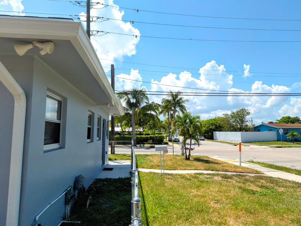 628 Monroe-Fenced Yard-west