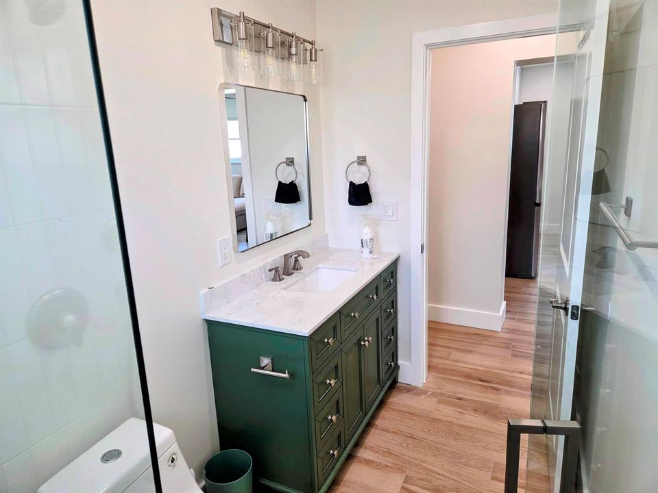 628 Monroe-Bathroom2