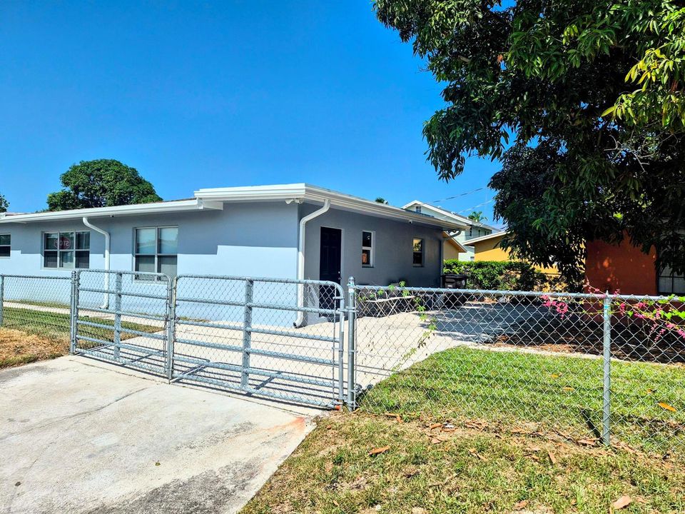 628 Monroe-Driveway-fenced front yard