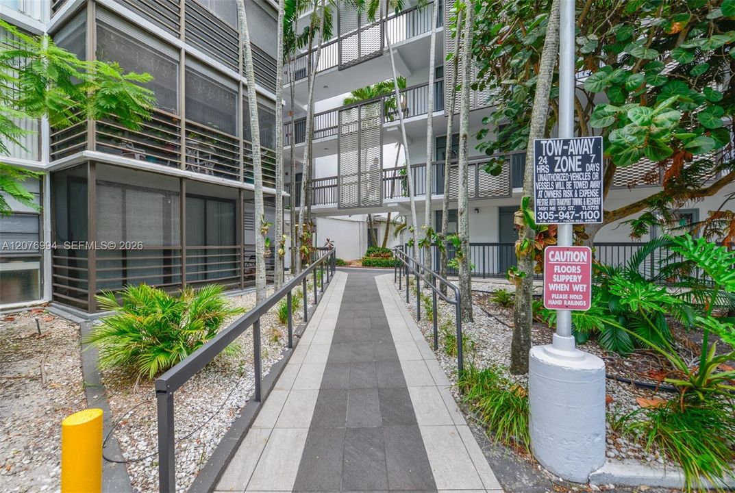 For Rent: $1,850 (1 beds, 1 baths, 717 Square Feet)