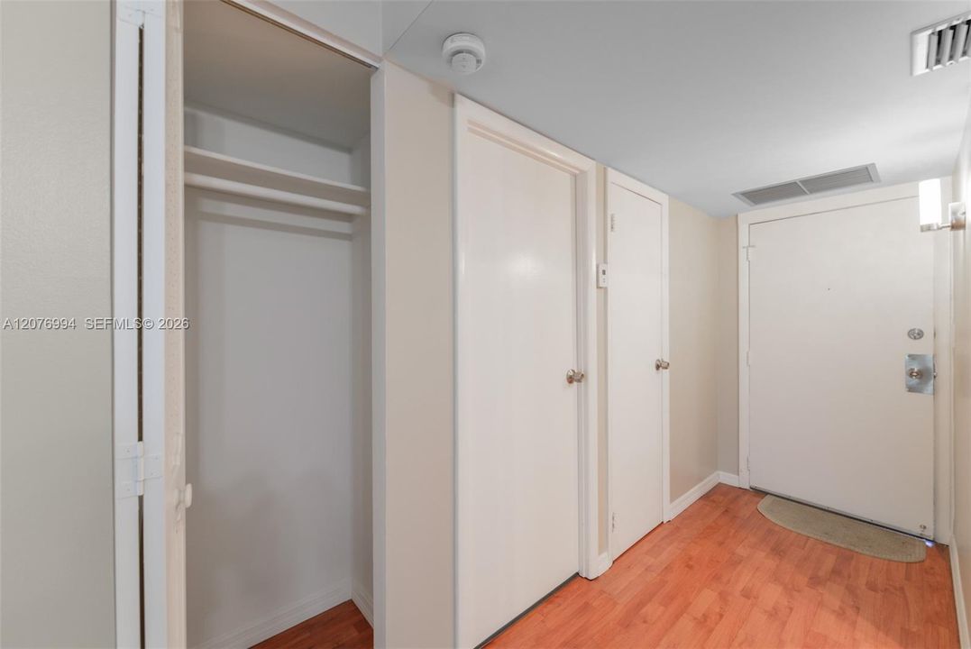 For Rent: $1,850 (1 beds, 1 baths, 717 Square Feet)