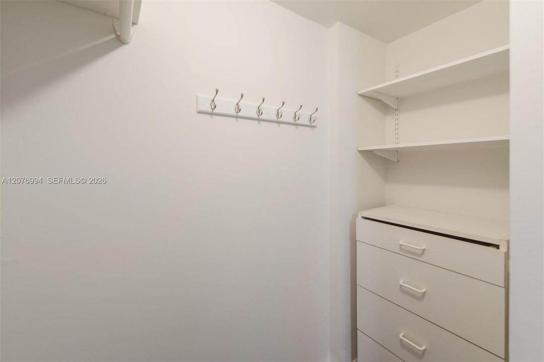 For Rent: $1,850 (1 beds, 1 baths, 717 Square Feet)