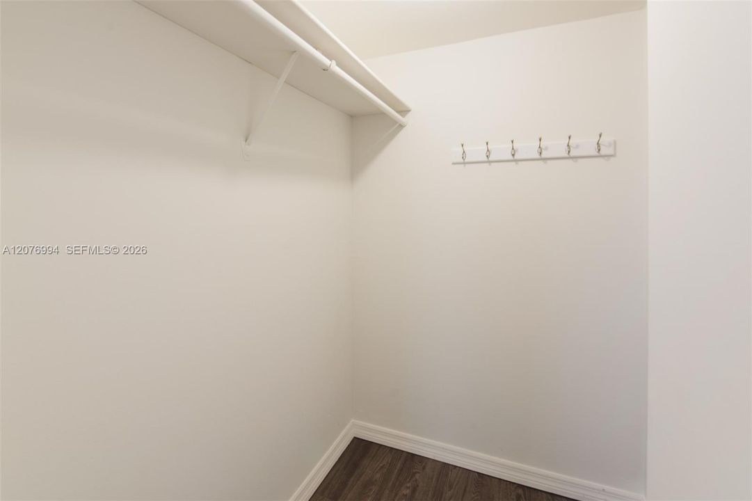 For Rent: $1,850 (1 beds, 1 baths, 717 Square Feet)