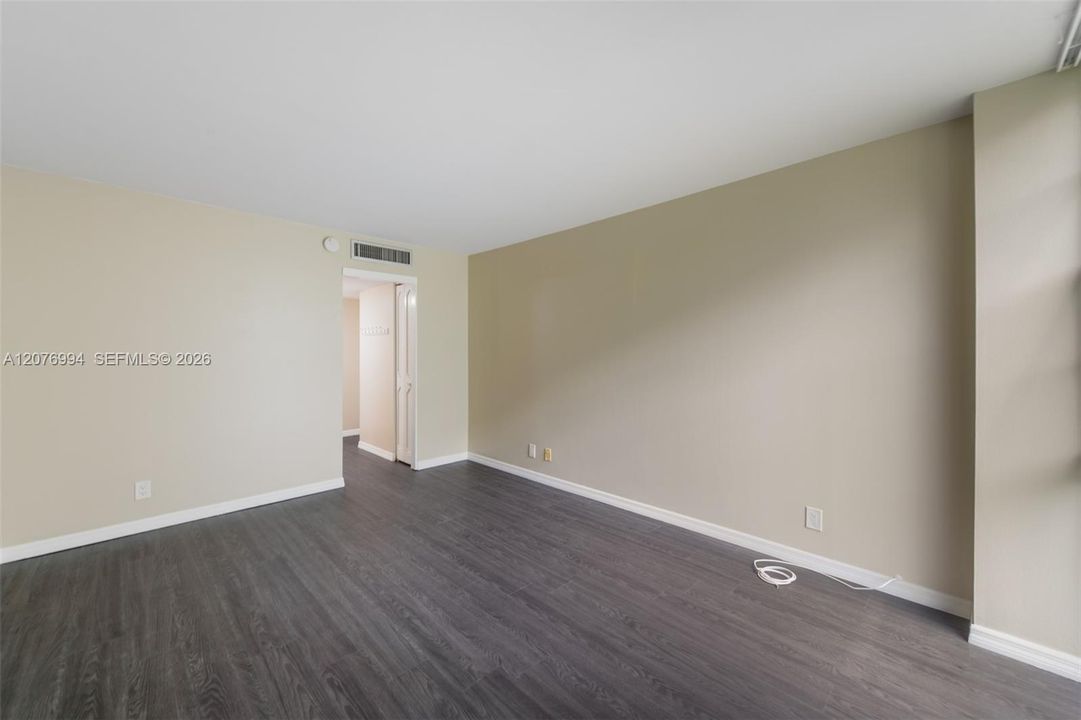 For Rent: $1,850 (1 beds, 1 baths, 717 Square Feet)