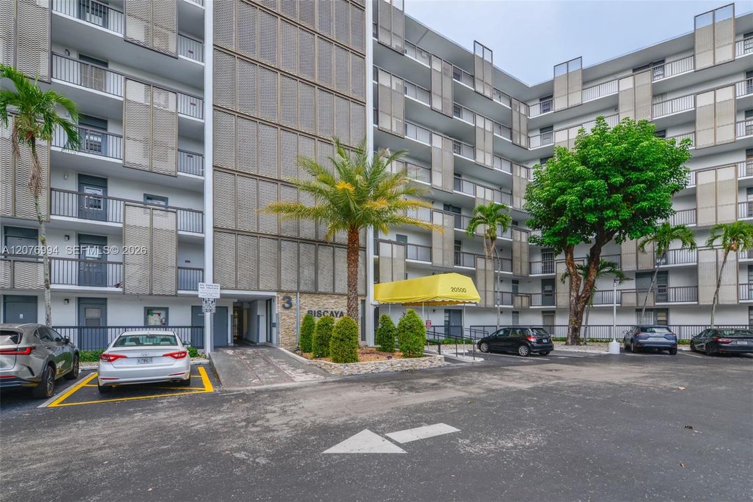 For Rent: $1,850 (1 beds, 1 baths, 717 Square Feet)