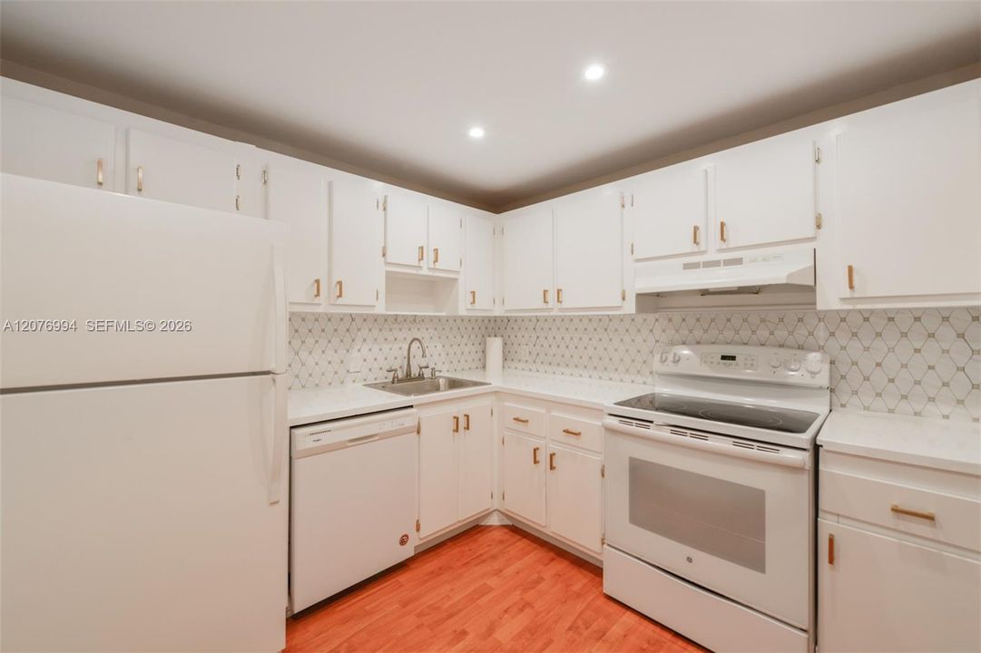 For Rent: $1,850 (1 beds, 1 baths, 717 Square Feet)