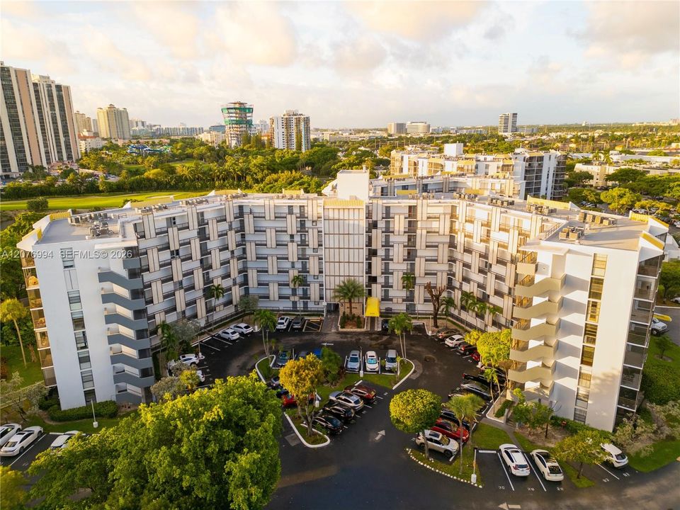 For Rent: $1,850 (1 beds, 1 baths, 717 Square Feet)