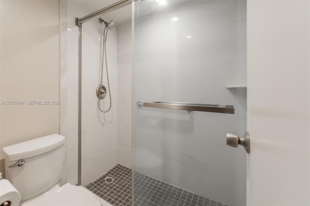 For Rent: $1,850 (1 beds, 1 baths, 717 Square Feet)