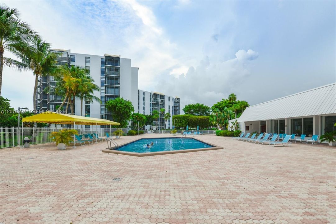 For Rent: $1,850 (1 beds, 1 baths, 717 Square Feet)