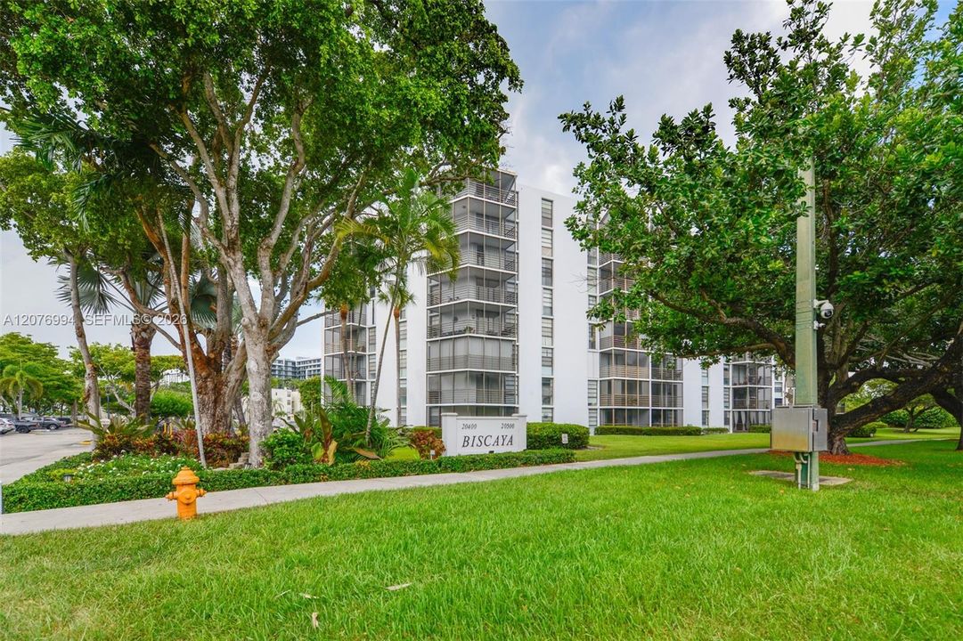For Rent: $1,850 (1 beds, 1 baths, 717 Square Feet)
