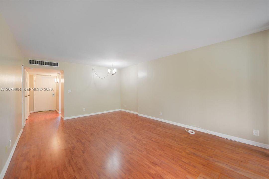 For Rent: $1,850 (1 beds, 1 baths, 717 Square Feet)