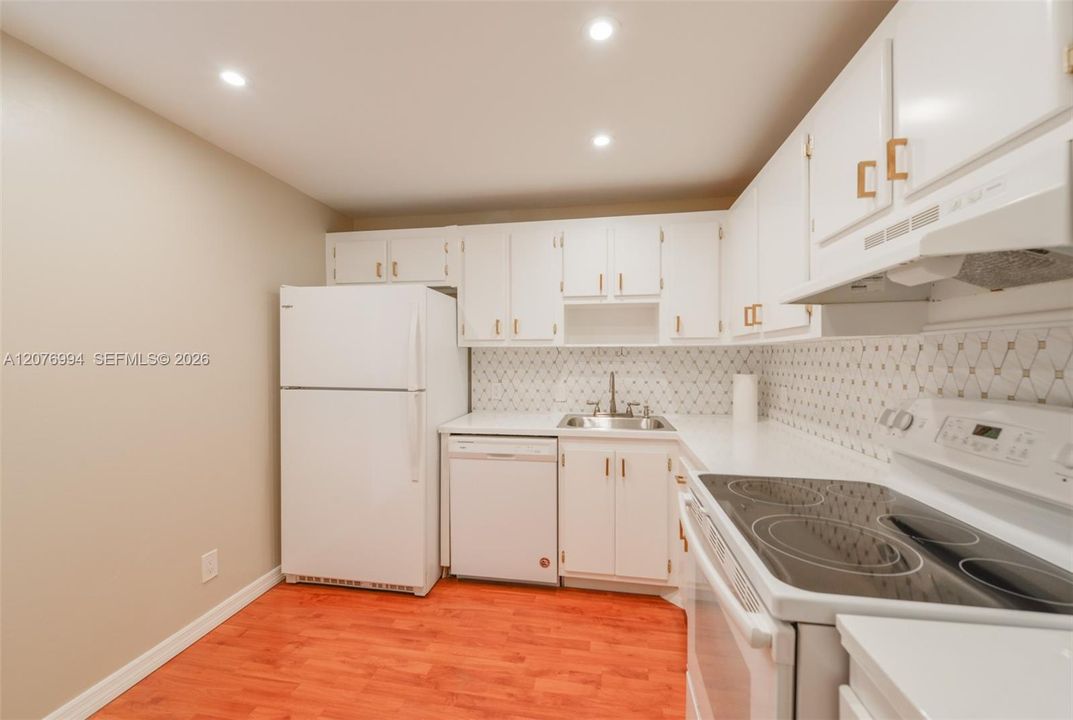 For Rent: $1,850 (1 beds, 1 baths, 717 Square Feet)