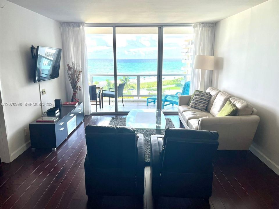 В аренду: $3,800 (2 спален, 2 ванн, 1030 Квадратных фут)