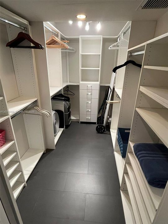 В аренду: $3,800 (2 спален, 2 ванн, 1030 Квадратных фут)