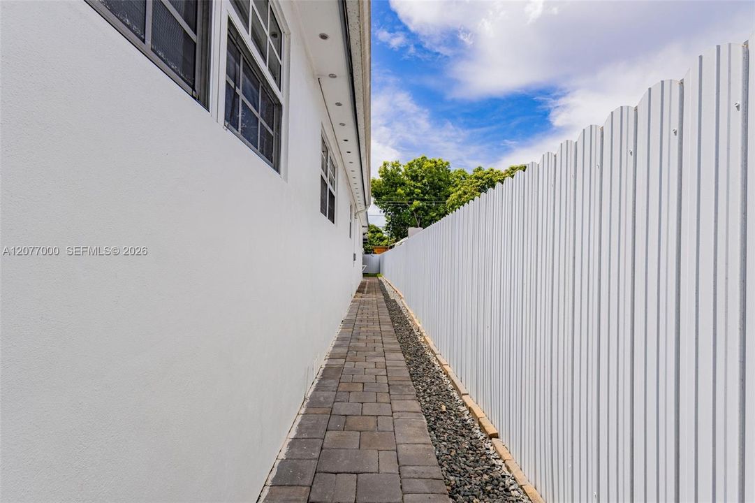 For Sale: $825,000 (7 beds, 6 baths, 1000 Square Feet)