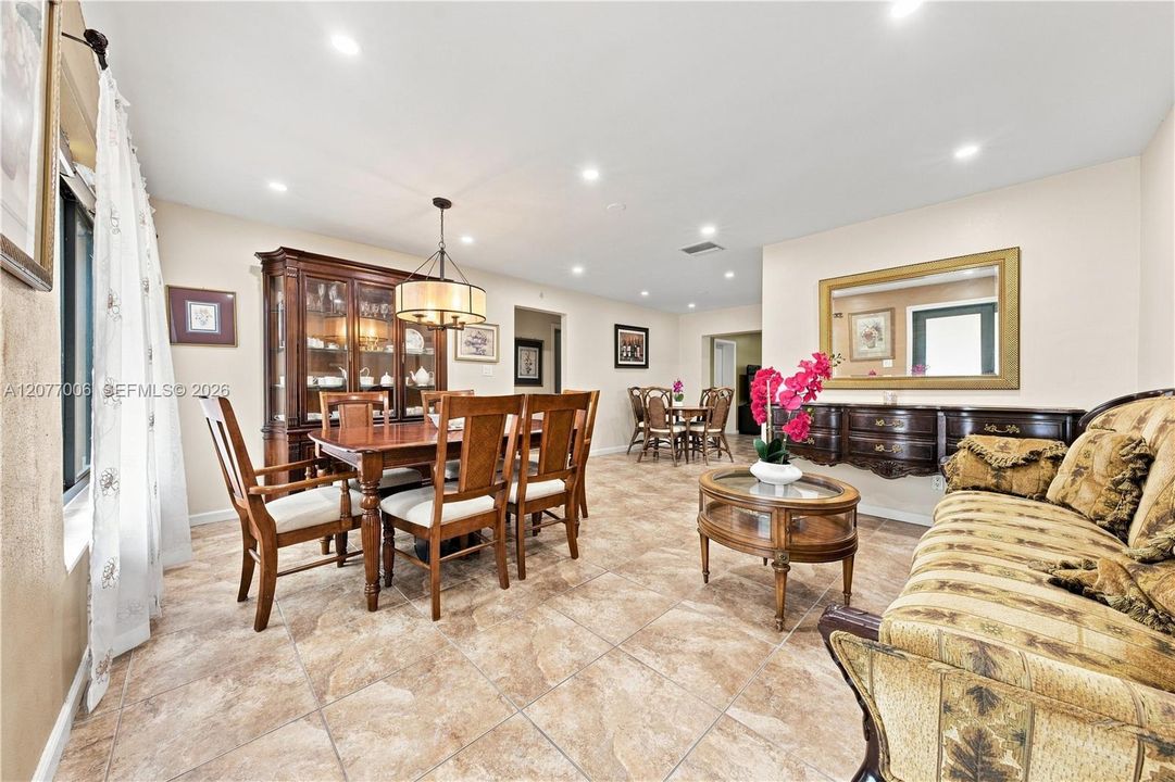 For Sale: $365,000 (2 beds, 2 baths, 1180 Square Feet)
