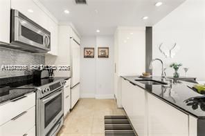 For Rent: $6,000 (1 beds, 1 baths, 896 Square Feet)
