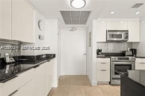 For Rent: $6,000 (1 beds, 1 baths, 896 Square Feet)