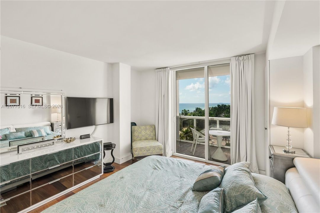 For Rent: $6,000 (1 beds, 1 baths, 896 Square Feet)