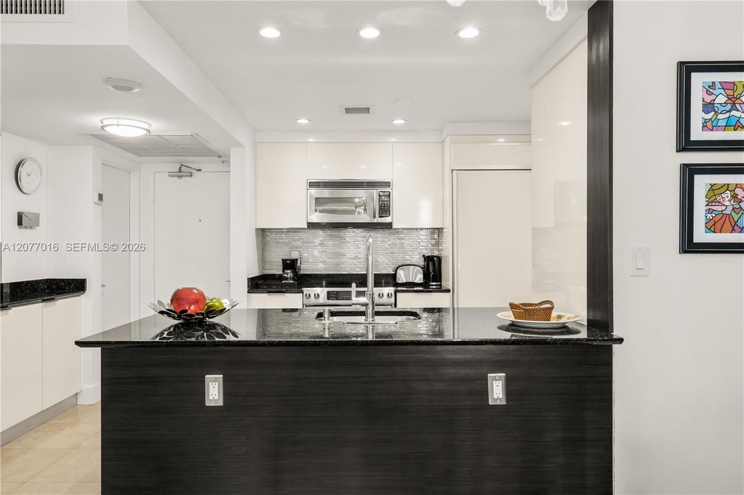 For Rent: $6,000 (1 beds, 1 baths, 896 Square Feet)