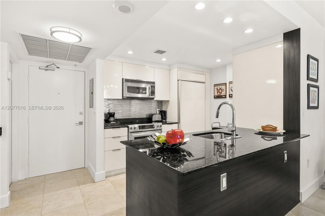 For Rent: $6,000 (1 beds, 1 baths, 896 Square Feet)