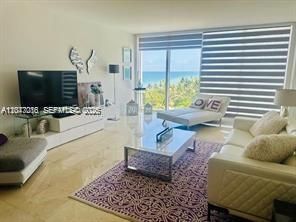 For Rent: $6,000 (1 beds, 1 baths, 896 Square Feet)