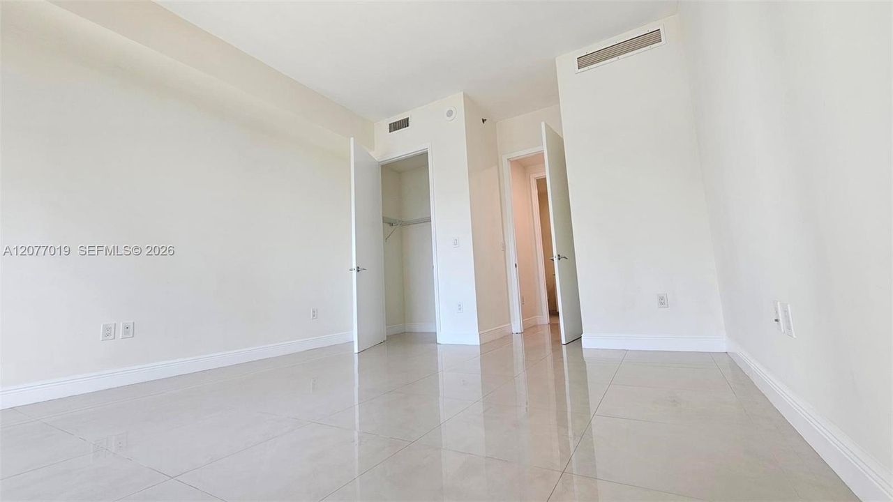 Showing walking closet