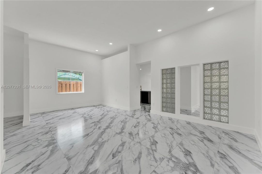 En Venta: $690,000 (3 camas, 2 baños, 2016 Pies cuadrados)