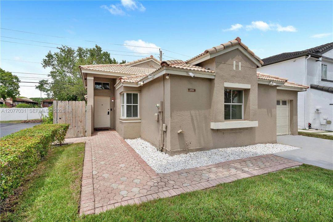 En Venta: $690,000 (3 camas, 2 baños, 2016 Pies cuadrados)