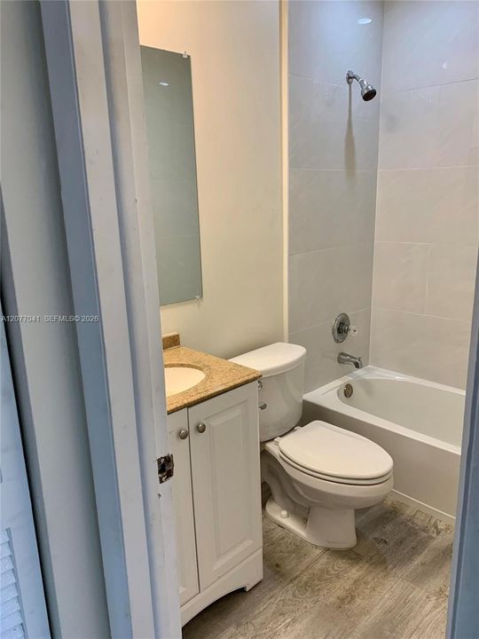 For Rent: $2,050 (2 beds, 1 baths, 893 Square Feet)