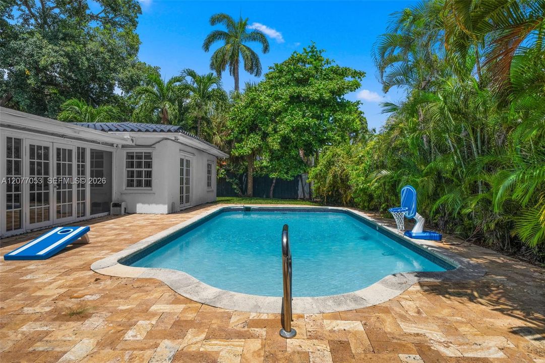 En Venta: $2,200,000 (5 camas, 4 baños, 2650 Pies cuadrados)