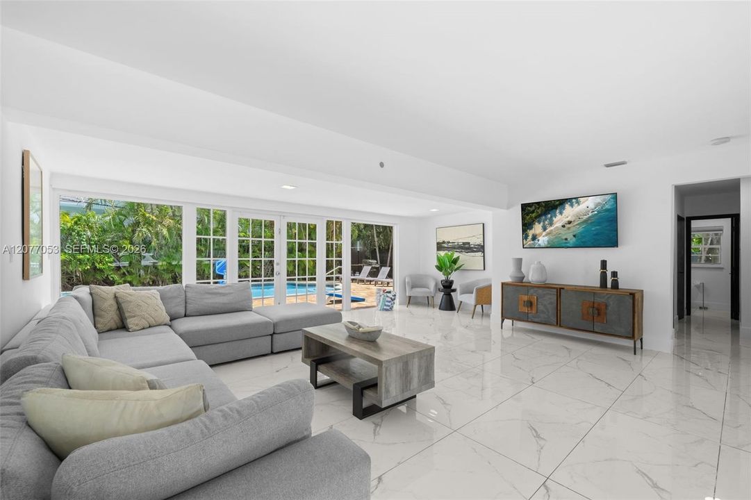 En Venta: $2,200,000 (5 camas, 4 baños, 2650 Pies cuadrados)