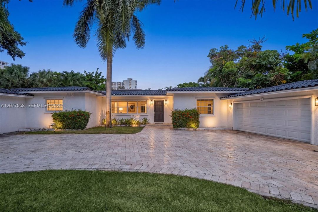En Venta: $2,200,000 (5 camas, 4 baños, 2650 Pies cuadrados)