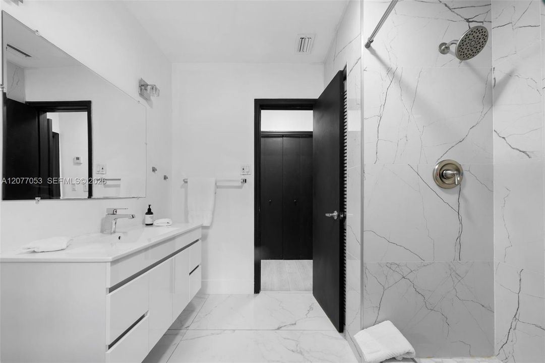 En Venta: $2,200,000 (5 camas, 4 baños, 2650 Pies cuadrados)