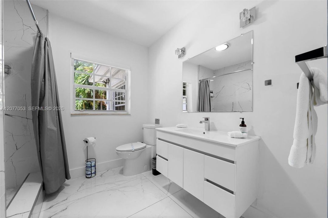 En Venta: $2,200,000 (5 camas, 4 baños, 2650 Pies cuadrados)